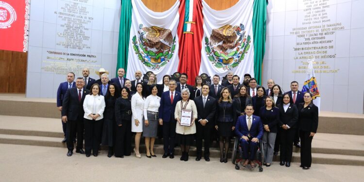 Entrega gobernador Medalla al Mérito “Luis García de Arellano” a Cecilia Imelda  Lugo Cruz