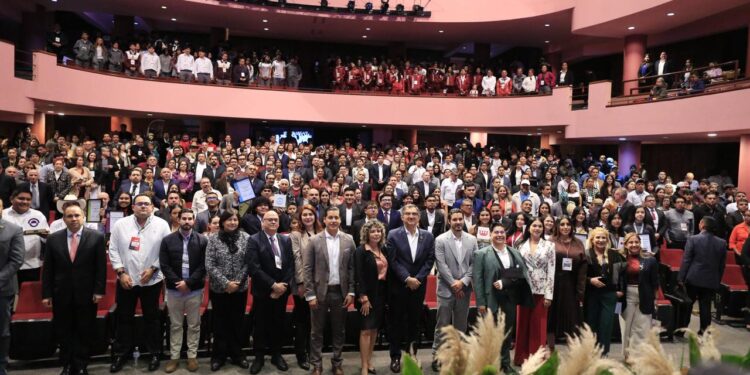 Premia Américo Villarreal a la juventud y  al deporte tamaulipeco