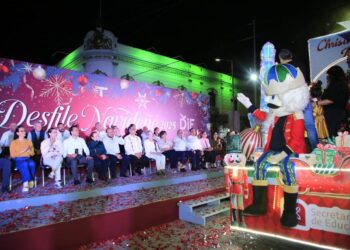 Encabezan Américo y María desfile navideño y el tradicional encendido del pino