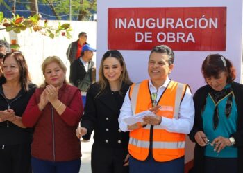 Inaugura Lalo Gattás calles de concreto hidráulico en la colonia Obrera.