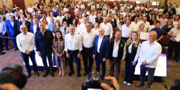 Reconoce Infonavit a Américo Villarreal por liderazgo en construcción de viviendas