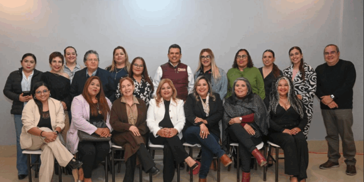 Dialoga Lalo Gattás de avances y proyectos de Victoria con mujeres periodistas.