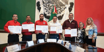 Acerca Municipio trámites administrativos a trabajadores del IMSS.
