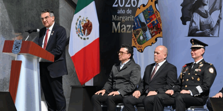 Asiste alcalde Eduardo Gattás a ceremonía del Día de la Bandera en el 77 Batallón.