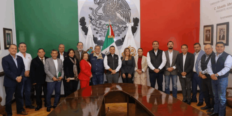 Reúne Lalo Gattás a líderes empresariales en mesa económica.