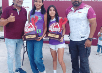 Reciben trofeos campeones de la Liga Municipal de Tochito Victoria.
