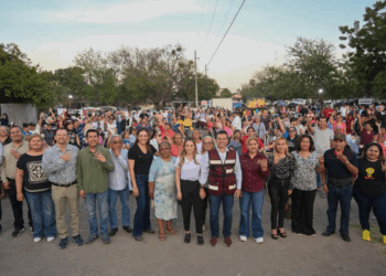 Disfrutan Lalo y Lucy Día del Pueblo con vecinos de la Nacozari.
