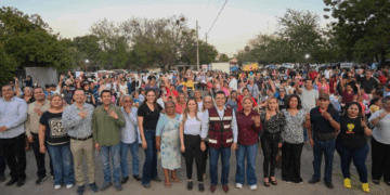 Disfrutan Lalo y Lucy Día del Pueblo con vecinos de la Nacozari.