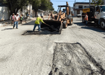 Sigue obras públicas cumpliendo con la rehabilitación de calles.