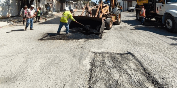 Sigue obras públicas cumpliendo con la rehabilitación de calles.