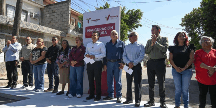 Entrega Lalo Gattás calle pavimentada a vecinos de La Libertad