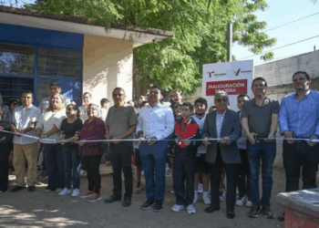 Cumple Lalo Gattás a alumnos y maestros de la primaria José Martínez y Martínez