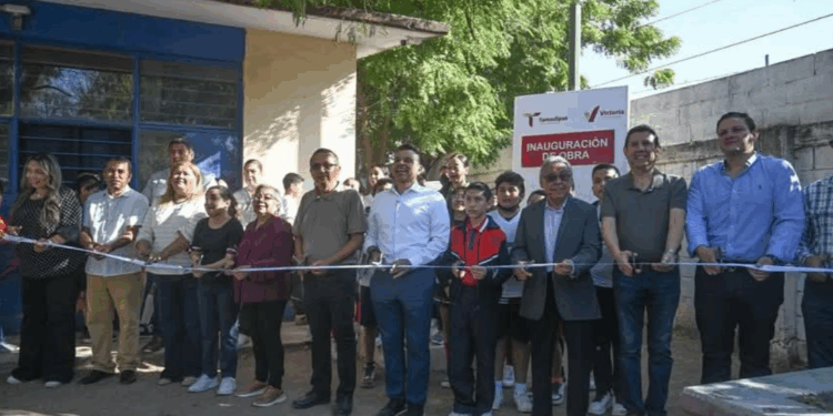 Cumple Lalo Gattás a alumnos y maestros de la primaria José Martínez y Martínez