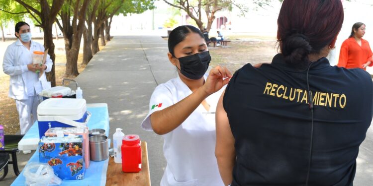 Realizan SSPT e ISSSTE campaña de vacunación contra el sarampión