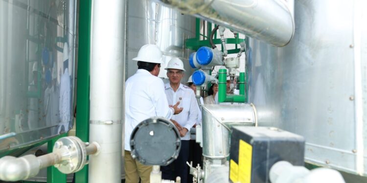 Gobernador constata avance de planta de combustibles alternativos en Altamira