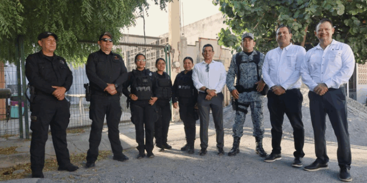 Atiende alcalde Lalo Gattás con mandos de seguridad reportes ciudadanos.