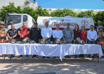 Entrega Lalo Gattás nuevo camión de bomberos y equipamiento a Protección Civil.