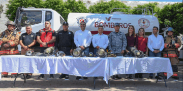 Entrega Lalo Gattás nuevo camión de bomberos y equipamiento a Protección Civil.