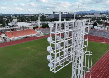 Actualiza Gobierno del Estado sistema de alumbrado del estadio “Marte R. Gómez”