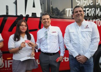 Entrega Lalo Gattás tarjetas de transporte escolar gratuito.