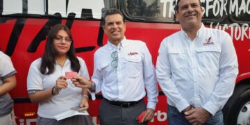 Entrega Lalo Gattás tarjetas de transporte escolar gratuito.