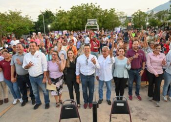 Conviven Lalo y Lucy con vecinos de Lomas de Calamaco en el Día del Pueblo.