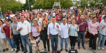 Conviven Lalo y Lucy con vecinos de Lomas de Calamaco en el Día del Pueblo.