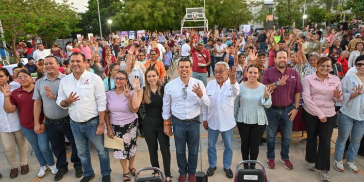 Conviven Lalo y Lucy con vecinos de Lomas de Calamaco en el Día del Pueblo.