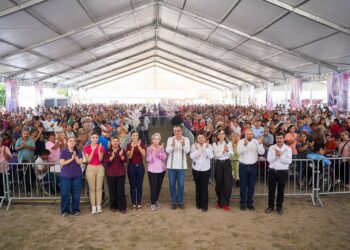 Américo y María celebran a las madres y llevan brigada de servicios a Abasolo