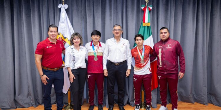 Recibe gobernador a históricos campeones  tamaulipecos