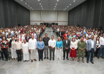 Distingue Ayuntamiento a niños y maestros de excelencia con la medalla Guadalupe Victoria.