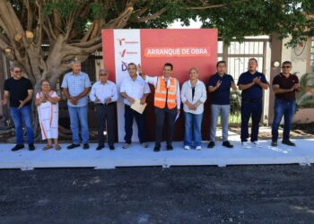 Dan banderazo a pavimentación de calle del Fracc. Las Misiones.