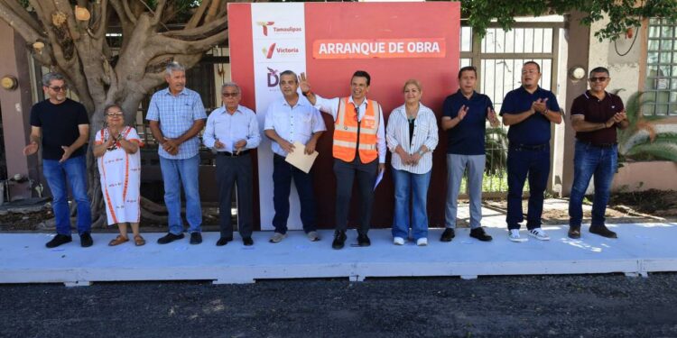 Dan banderazo a pavimentación de calle del Fracc. Las Misiones.