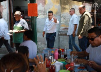 Atiende alcalde Lalo Gattás llamado de locatarios del Mercado Argüelles.