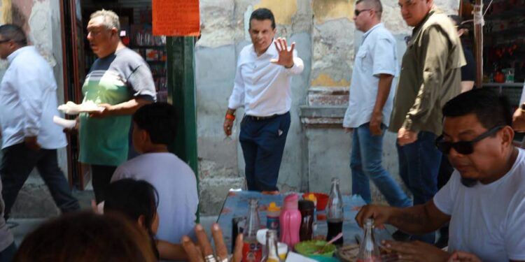 Atiende alcalde Lalo Gattás llamado de locatarios del Mercado Argüelles.