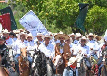 Participa Lalo Gattás en la gran cabalgata de la Unidad por calles de Victoria.