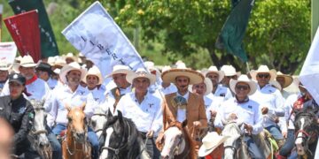 Participa Lalo Gattás en la gran cabalgata de la Unidad por calles de Victoria.