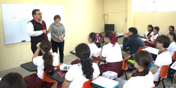 Supervisa secretario de Educación escuelas en  su primera semana de clases
