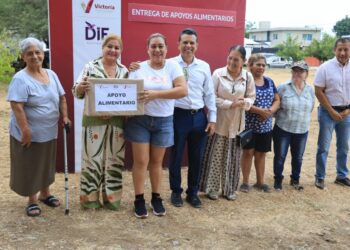 Entrega Lalo Gattás apoyo alimentario a familias de Victoria.