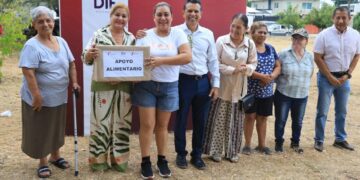 Entrega Lalo Gattás apoyo alimentario a familias de Victoria.
