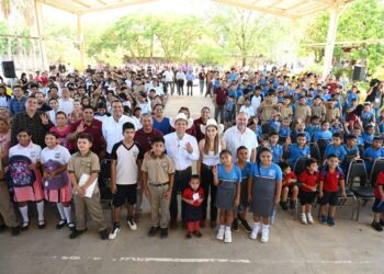 Llevan Lucy y Lalo Gattás programa “Pasos por la Educación” al ejido La Presa.