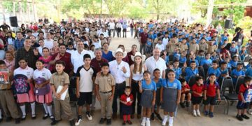 Llevan Lucy y Lalo Gattás programa “Pasos por la Educación” al ejido La Presa.
