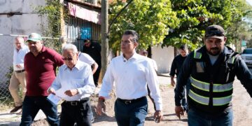 Supervisa alcalde obras de agua potable y drenaje en sectores de Victoria.